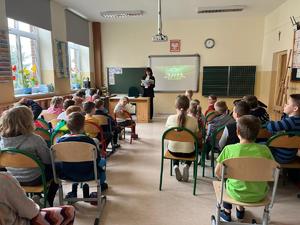 Klasa szkolna dzieci i nauczycielka podczas wykładu o bezpieczeństwie podczas prac na wsi