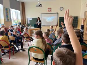 Klasa szkolna dzieci i nauczycielka podczas wykładu o bezpieczeństwie podczas prac na wsi