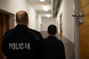 Policjant z zatrzymanym sprawcą pobicia