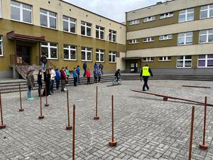 Plac szkoły z ustawionym torem przeszkód dla uczniów