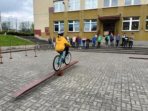 Uczeń rowerem pokonuje tor przeszkód