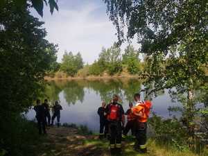 Widok strażaków i policjantów podczas akcji na żwirowni