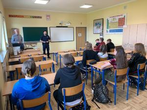 Policjant w czasie spotkania z uczniami w podstawówce w Bieńkowicach w klasie szkolenej