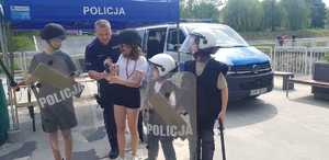 Policjanci i dzieci na pikniku militarnym