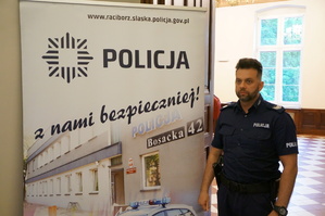 Policjant na tle baneru