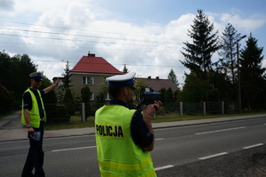 Policjanci z drogówki z radarem