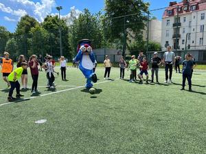 Sznupek na boisku graz z dziećmi w piłkę