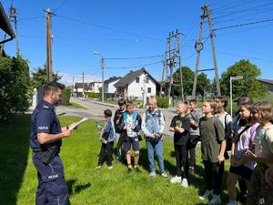 Raciborski policjant w czasie pogadanki z dziećmi w Bieńkowicach