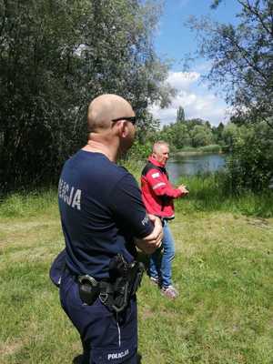 Policjant i ratownik wodny podczas kontroli na żwirowni