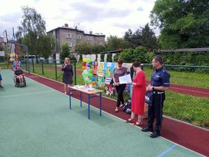 Policjant na rozdaniu nagród dla uczestników konkursu plastycznego w Zespole Szkół Specjalnych w Raciborzu