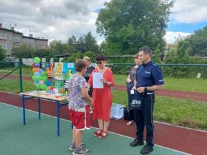 Policjant na rozdaniu nagród dla uczestników konkursu plastycznego w Zespole Szkół Specjalnych w Raciborzu