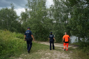 Policjanci z ratownikiem wodnym kontrolują żwirownie