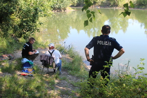 Policjant i przedstawieciel straży rybackiej podczas wspólnego patrolu