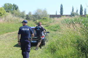 Policjant i przedstawieciel straży rybackiej podczas wspólnego patrolu