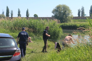 Policjant i przedstawieciel straży rybackiej podczas wspólnego patrolu