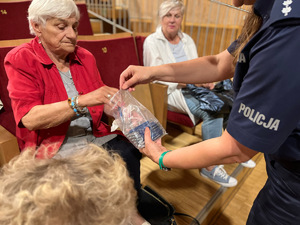 Seniorzy dostają odblaski