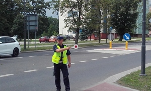 Policjant z drogówki z uniesioną dłonią