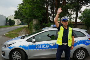 Policjant z drogówki wydaje sygnał ręką do zatrzymania się