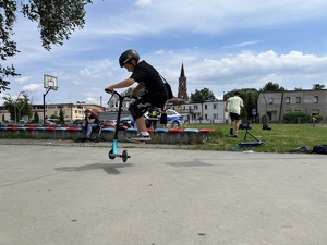 Dziecko na hulajnodze jedzie na skateparku