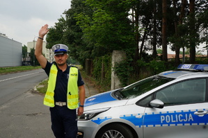 Policjant z drogówki zatrzymuje samochód