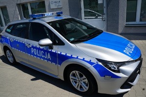 Policyjny radiowóz przed Komisariatem Policji w Krzyżanowicach