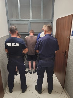 na zdjęciu policjanci oraz zatrzymani sprawcy