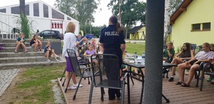 na zdjęciu policjant opowiada o bezpieczeństwie