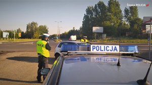 na zdjęciu policjanci dokonujący pomiaru prędkości