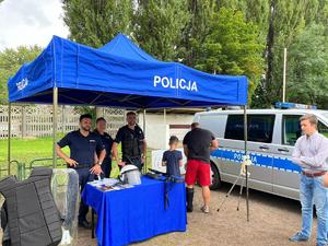 Policjanci na stoisku policyjnym