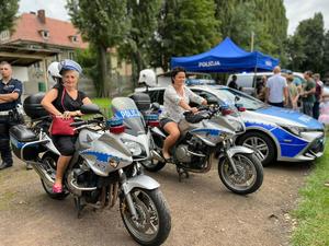 Dwa policyjne motocykle i siedzący na nich ludzie