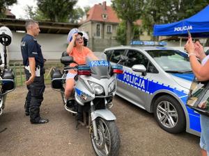 Policyjny motocykl i radiowóz wraz z dzieckiem