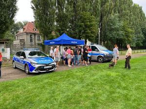 Na stadionie widok policyjnych radiowozów i stoiska profilaktycznego