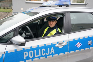 Policjant w radiowozie