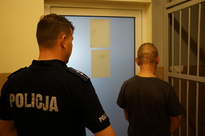 Policjant z kierowcą, który chciał przekupić policjantów z drogówki