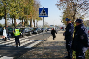 Policja w okolicy cmentarza