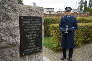 Komendant przy tablicy pamiątkowej zamordowanych Policjantów przez NKWD w Ostaszkowie