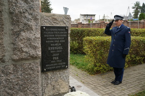 Komendant przy tablicy pamiątkowej zamordowanych Policjantów przez NKWD w Ostaszkowie