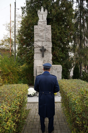 Komendant na tle pomnika