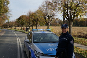 Policjantka na tle drogi