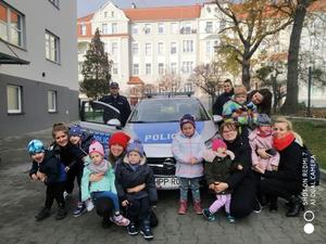 Wspólne zdjęcie dzieci z policjantami