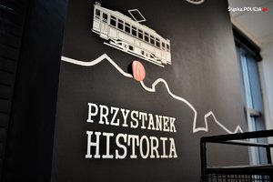 Baner z napisem przystanek historia