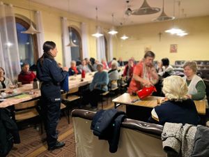 Policjantka opowiada mieszkancom o bezpieczeństwie