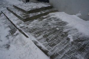 Widok na odśnieżone wejście do budynku