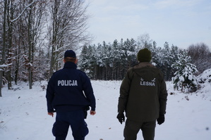 Policjant i straznik leśny w lesie