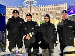 Wspólne zdjęcie na raciborskim Rynku Policjantów