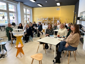 Sala z nauczycielkami bioracymi udział w szkoleniu o przemocy w rodzinie