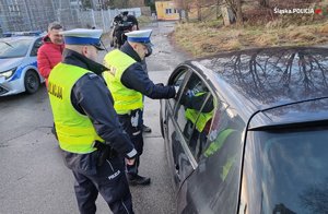 Policjanci z drogówki kontrolują samochód