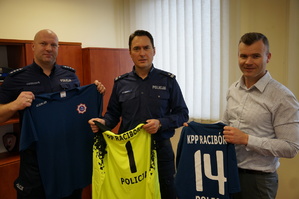 Raciborscy komendanci policji z nowymi strojami sportowymi