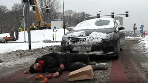 potrącenie pieszej, zaśnieżony pojazd