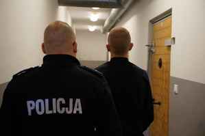 Policjant obok zatrzymanego złodzieja sklepowego